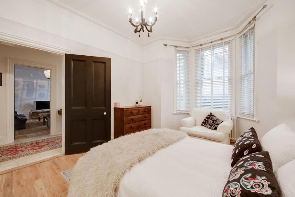 Princes Villa - Large Fully Self Contained Flat, 5 Minutes From The Sea Newport Beach Exterior foto
